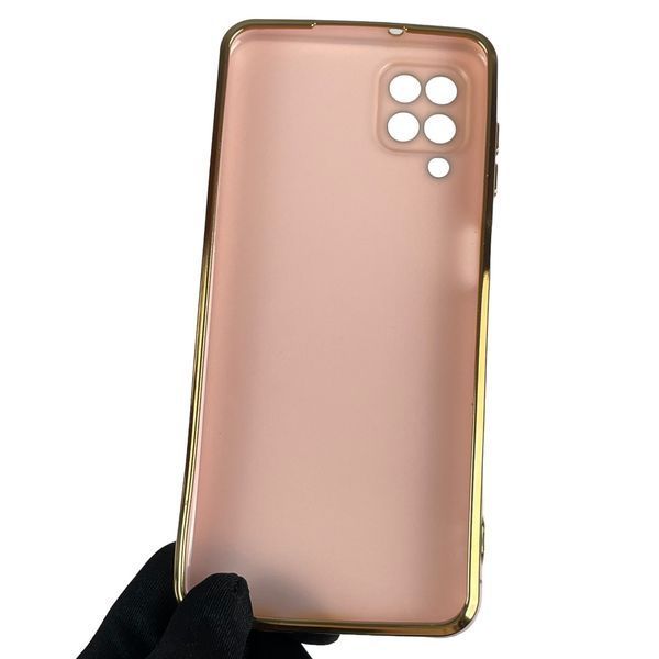 Чехол для Samsung Galaxy A12 SM-A127F с золотой окантовкой с защитой камеры на самсунг а12 пудровый 0008227 фото