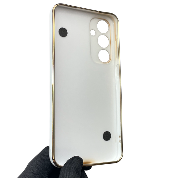 Чехол для телефона Samsung Galaxy A55 5G (SM-A556B) женский с ремешком и украшениями и золотой окантовкой на самсунг а55 5г белый gs1 0016237 фото